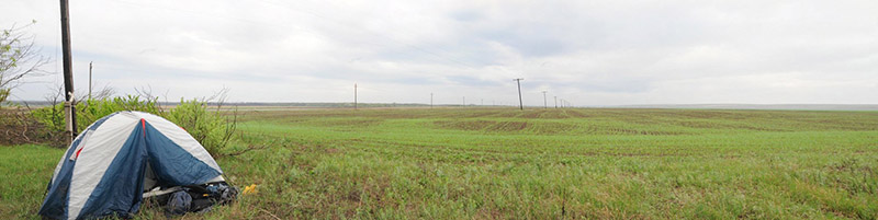 Панорама палатки на краю поля.