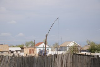 Колодец-журавль во дворе.