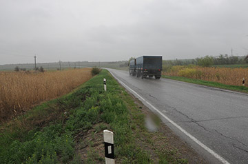 Грузовик на мокрой дороге.