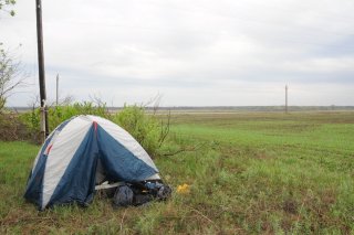 Палатка и поле.