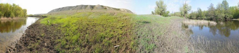 Панорама берега Иловли и меловых гор.