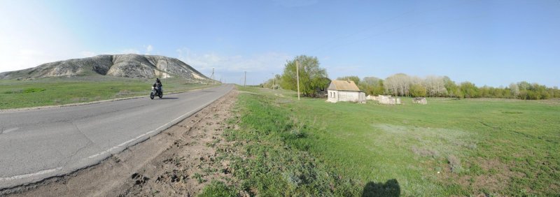 Панорама с мотоциклистом и одиноким домом.