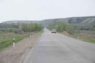 Поющая разметка перед монастырём.
