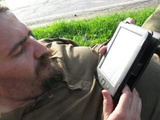 Uhodigger смотрит маршрут в планшете.