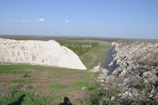 Белоснежная стена разреза. Вид сверху.