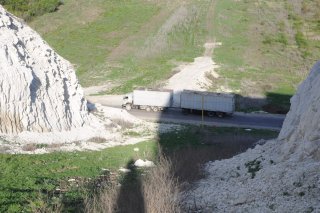 КАМАЗ на дороге. Вид с разреза.