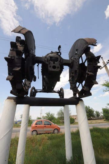 Ольховка. Памятник-трактор У-2.