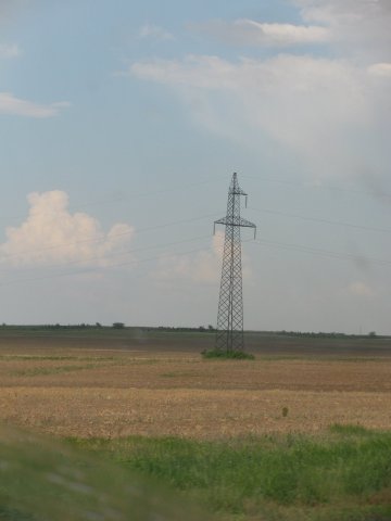 Опора ЛЭП с поле.