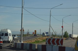 Мост через трубопровод в районе Ерзовки.
