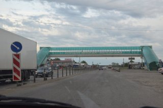 Пешеходный переход через трассу М-6 у посёлка Иловля.