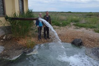 Сероводородный источник №6. Максим и Аня у источника.
