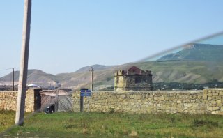 КЧР. Сторожевая башня и стена с воротами.