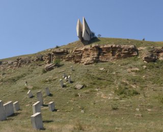 КЧР. Памятник защитникам. Бетонная «амбразура» и надолбы.