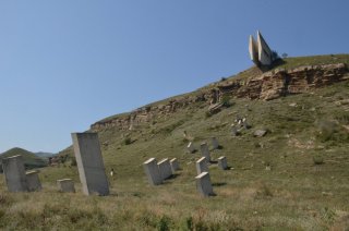 КЧР. Памятник защитникам. Надолбы и «амбразура».