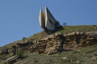 КЧР. Памятник защитникам. Бетонная «амбразура».