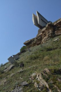 КЧР. Памятник защитникам. Бетон на скалах.