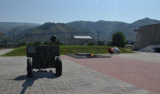 КЧР. Памятник защитникам. 76-мм пушка ЗиС-3.