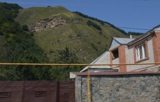 КЧР. Орджоникидзевский. Стена из бута.
