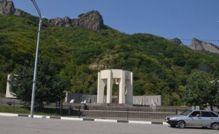КЧР. Мемориал жертвам депортации. Центр.