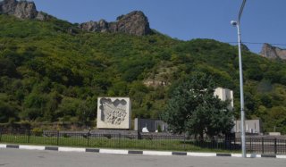 КЧР. Мемориал жертвам депортации. Левый куб.