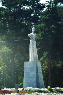 КЧР. Карачаевск. Памятник горянке.