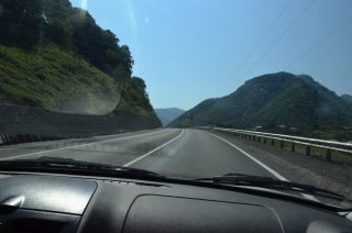 КЧР. Провода ЛЭП над дорогой.