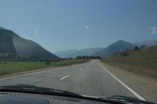 Дорога вдоль лугов.