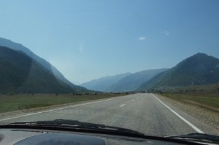 Дорога сквозь горные луга.