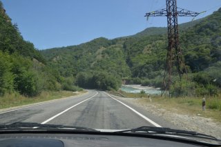 Опора ЛЭП у реки.