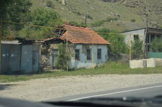 Орджоникидзевский. «Зажиточный» дом с черепицей.