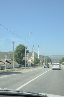 Аул Кумыш. Мечеть с минаретами у дороги.