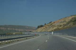 Подпорная стенка на дороге у Кубани.