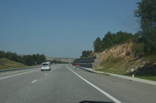 Подпорная стенка в перелеске.