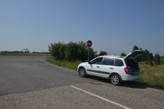 Остановились в поле.