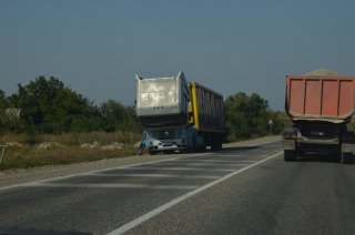 Ремонт фуры на встречной обочине.