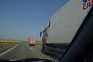 Обгоняем грузовики.