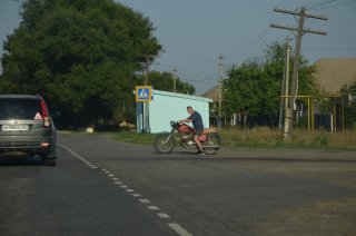 Октябрьское. Сельский мотоциклист.