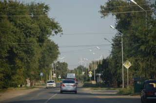 Ипатово. Ветряки над дорогой.