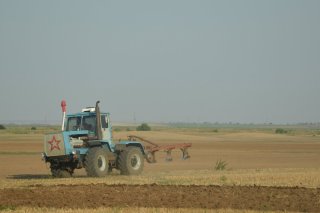 Трактор Т-150К с плугом.