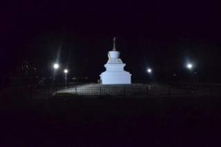 Поворот на Кетчнеры. Ступа мудрости ночью.