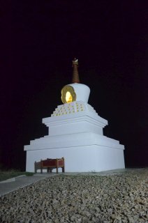 Поворот на Кетчнеры. Освещённая ступа мудрости.