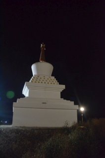 Поворот на Кетчнеры. Ступа мудрости сзади.