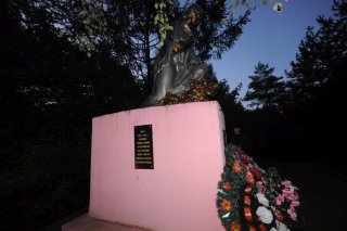 Памятник Жертвам фашизма. Табличка на русском.