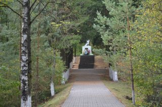 Аллея к памятнику. 2023.