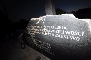 Плита у католического креста.