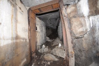 Сохранившаяся дверная коробка. Обратная сторона.