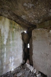 Щель в углу.