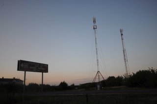 Указатель и антенны в сумерках.