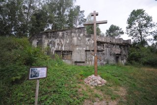 Крест и стенка форта.
