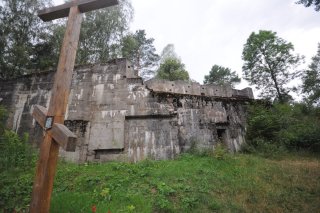 Крест и стена форта.
